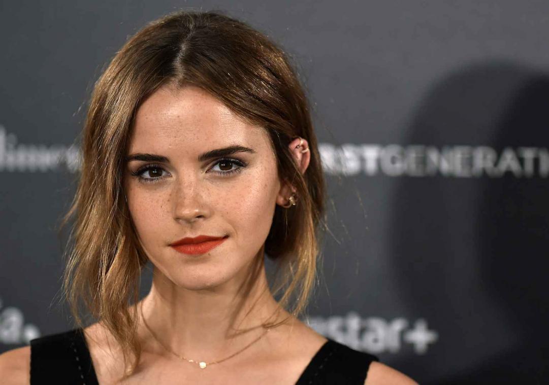 Emma Watson verstopt opnieuw boeken in de metro