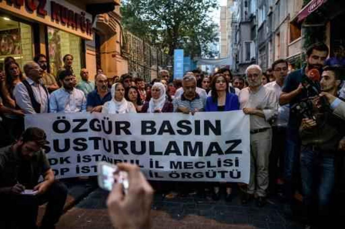 Levenslang geëist tegen Turkse schrijfster Asli Erdogan