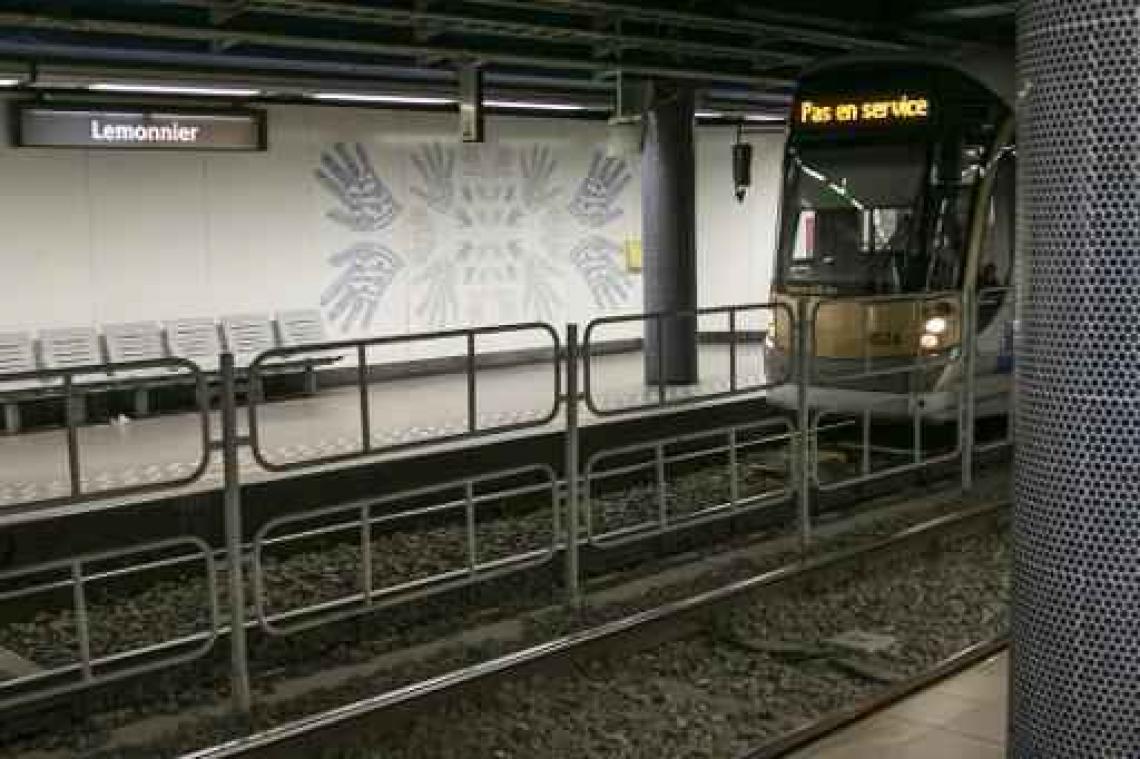 Vrouw rijdt zich vast in premetrostation Lemonnier in Brussel