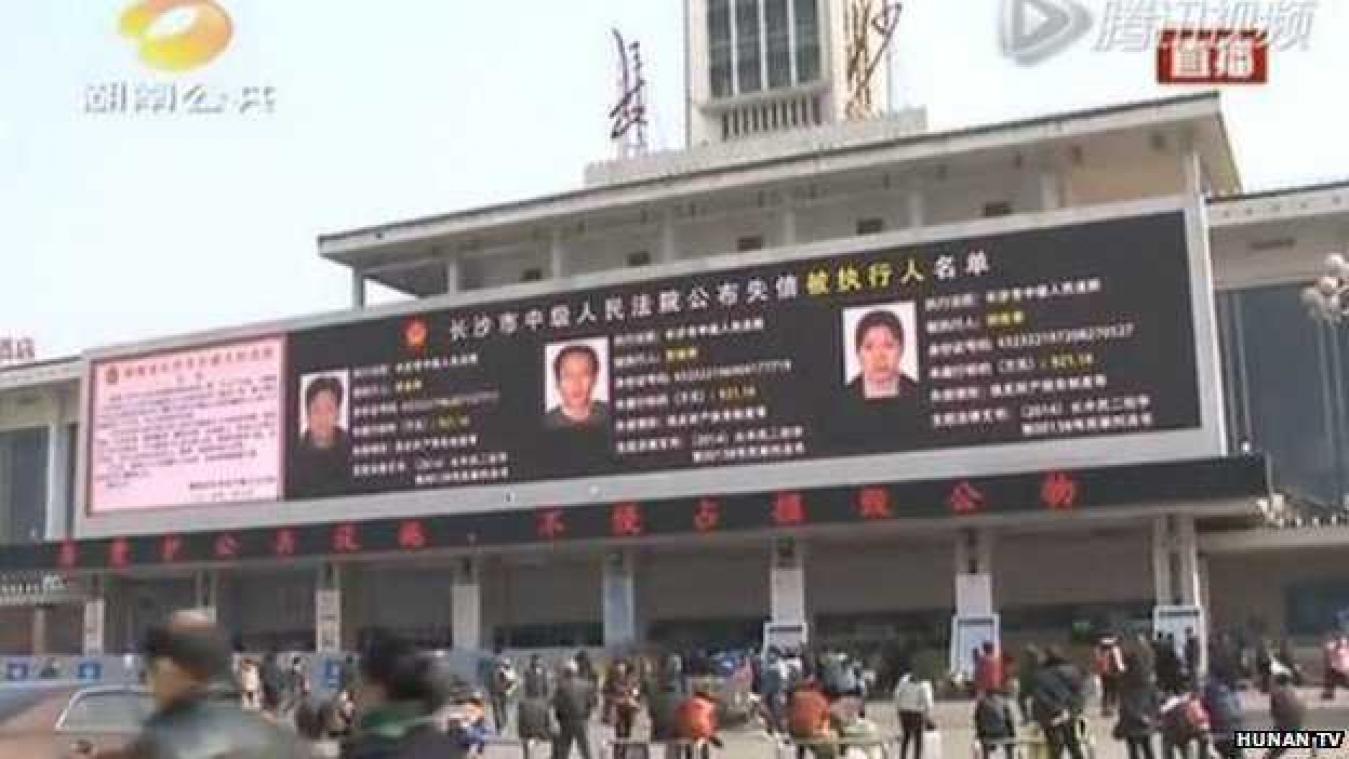 Wie in China zijn boete niet betaalt, wordt publiekelijk te schande gezet op groot scherm