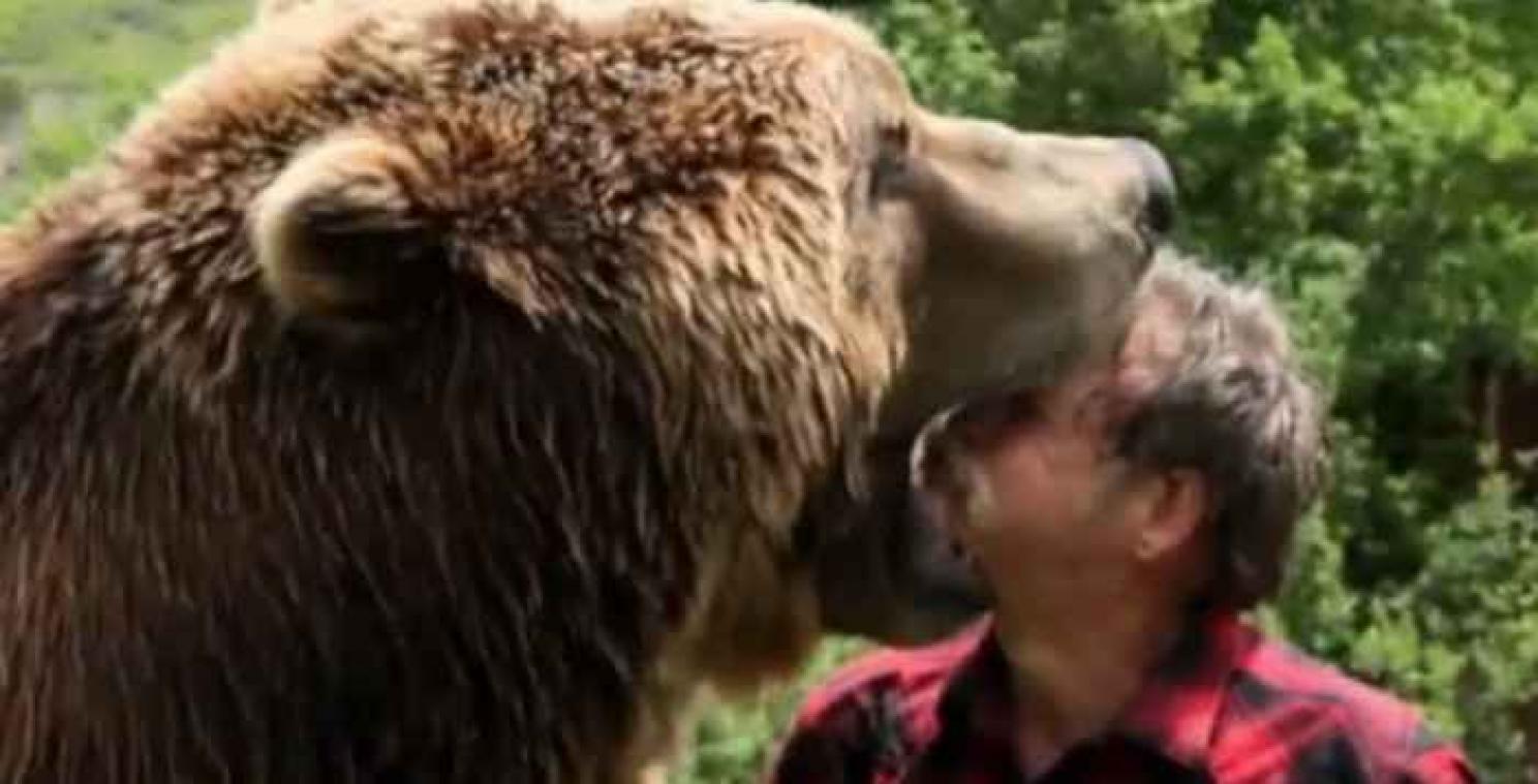 De meest vertederende knuffels tussen mens en dier
