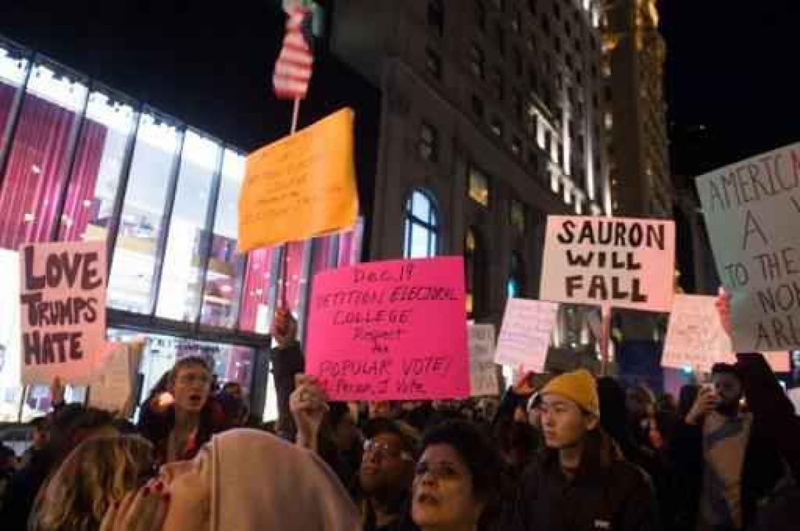 Trump verslaat Clinton - Trump roept manifestanten op niet bang te zijn