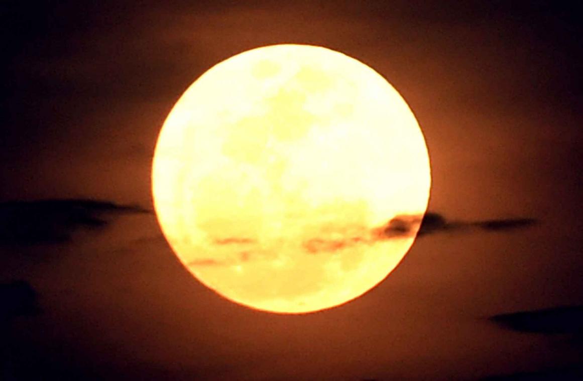 IN BEELD - De indrukwekkende 'supermoon' overal ter wereld