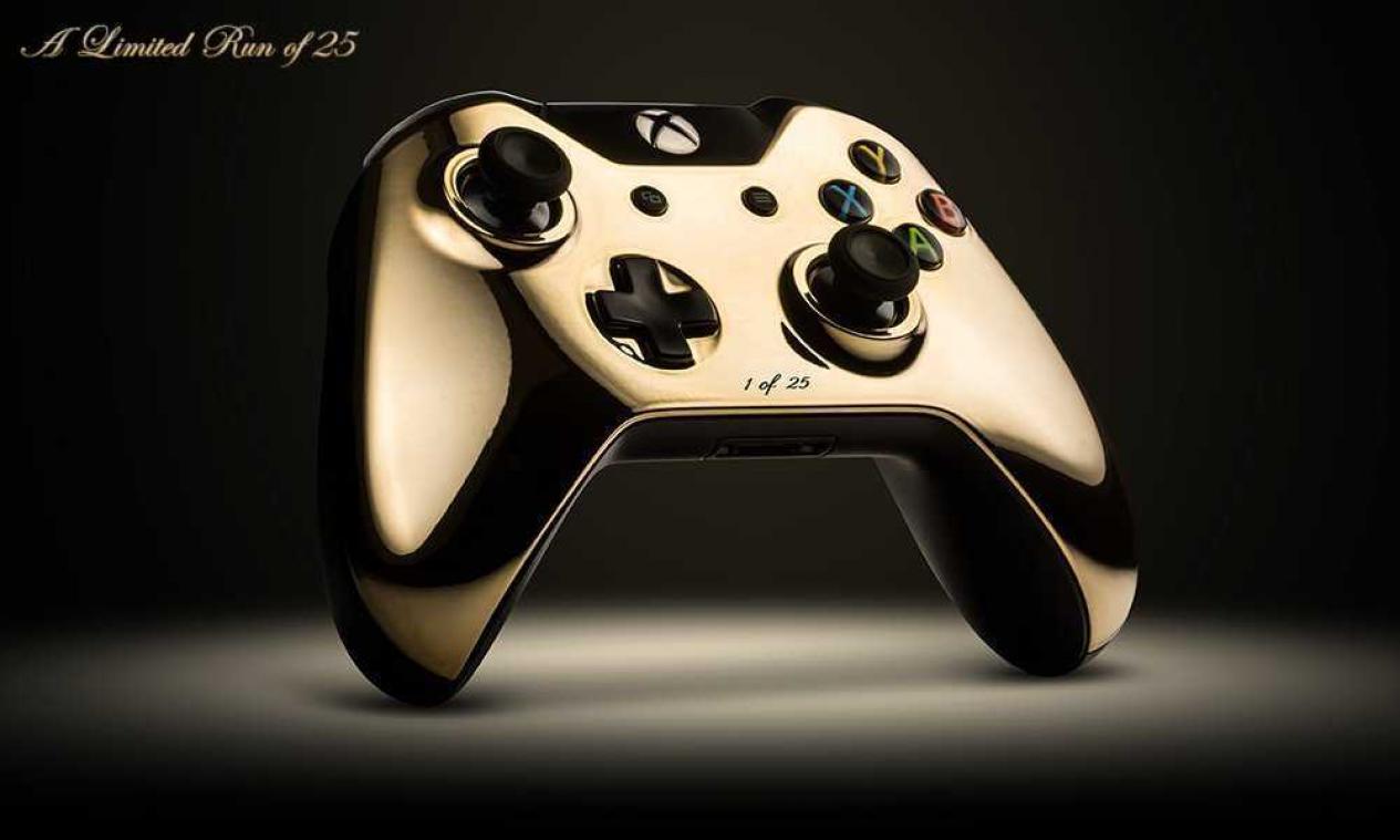 Game luxueus met een gouden controller in je handen