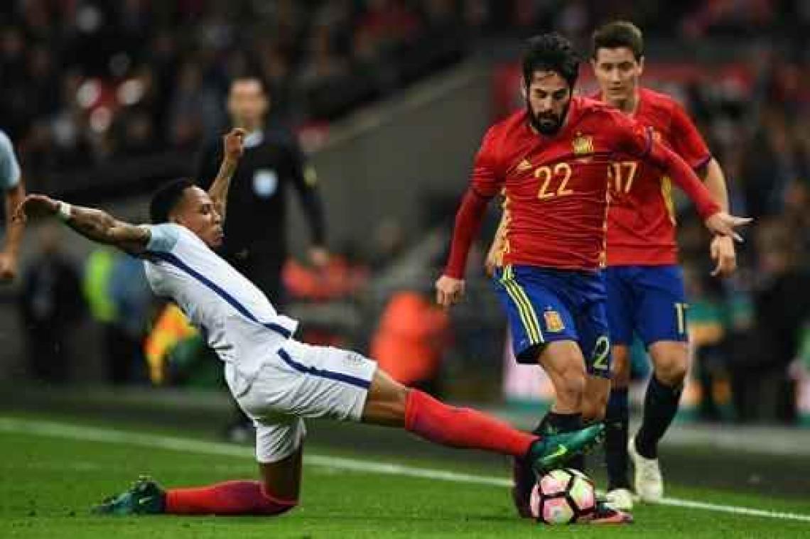 Spanje wendt nederlaag tegen Engeland in slotfase af