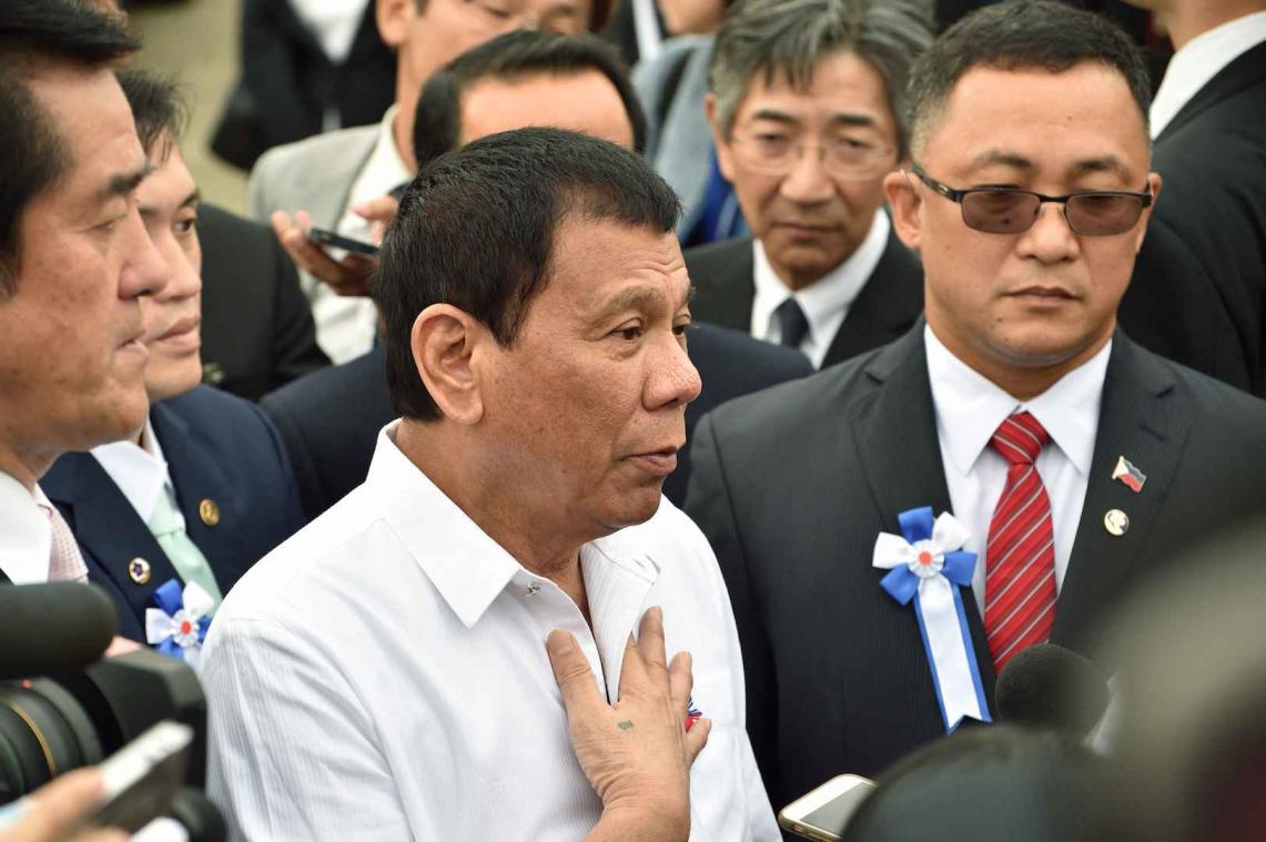 Rodrigo Duterte vliegt zes uur extra om VS te mijden