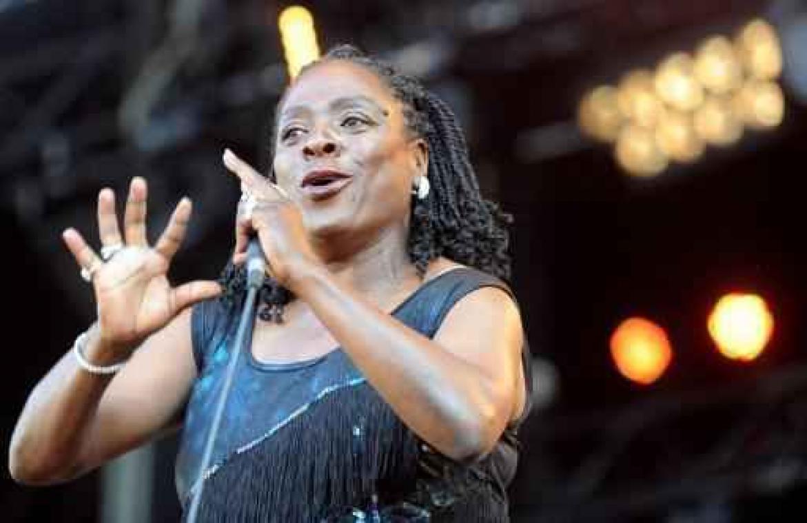 Soulzangeres Sharon Jones (60) gestorven na "moedige strijd tegen kanker"