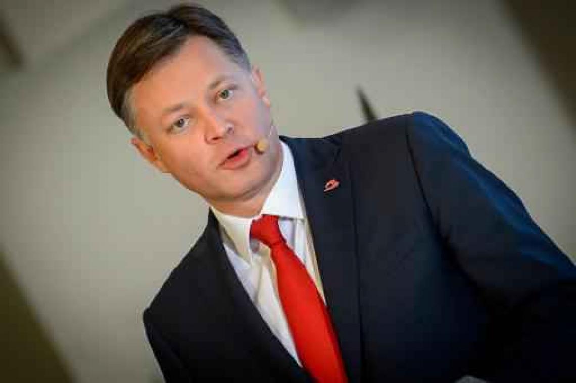 "Brusselse regering knijpt deze luchthaven stilletjes dood" (Feist)
