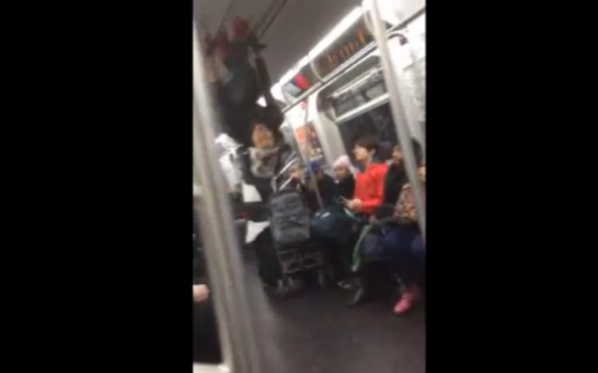 Jongen toont dansmoves op de trein, maar gaat keihard op z'n bek