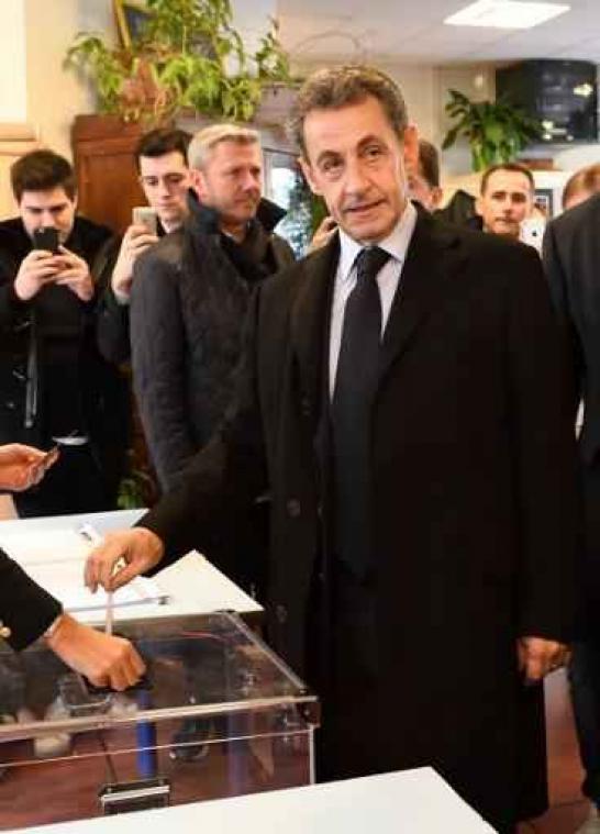Nicolas Sarkozy erkent nederlaag en zegt voor François Fillon te zullen stemmen