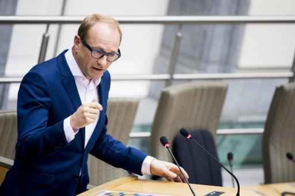 Ben Weyts terughoudend over verbod op handsfree bellen