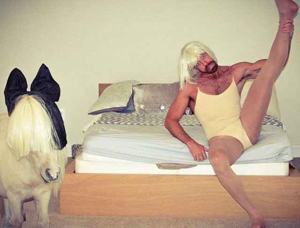 Paardentrainer houdt hilarische danssessie met pony
