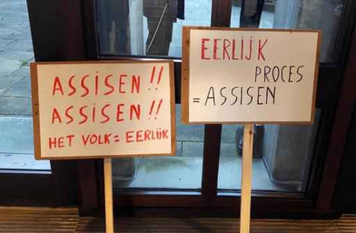 Dertig "supporters" van dokter Gyselbrecht in Brugse rechtbank