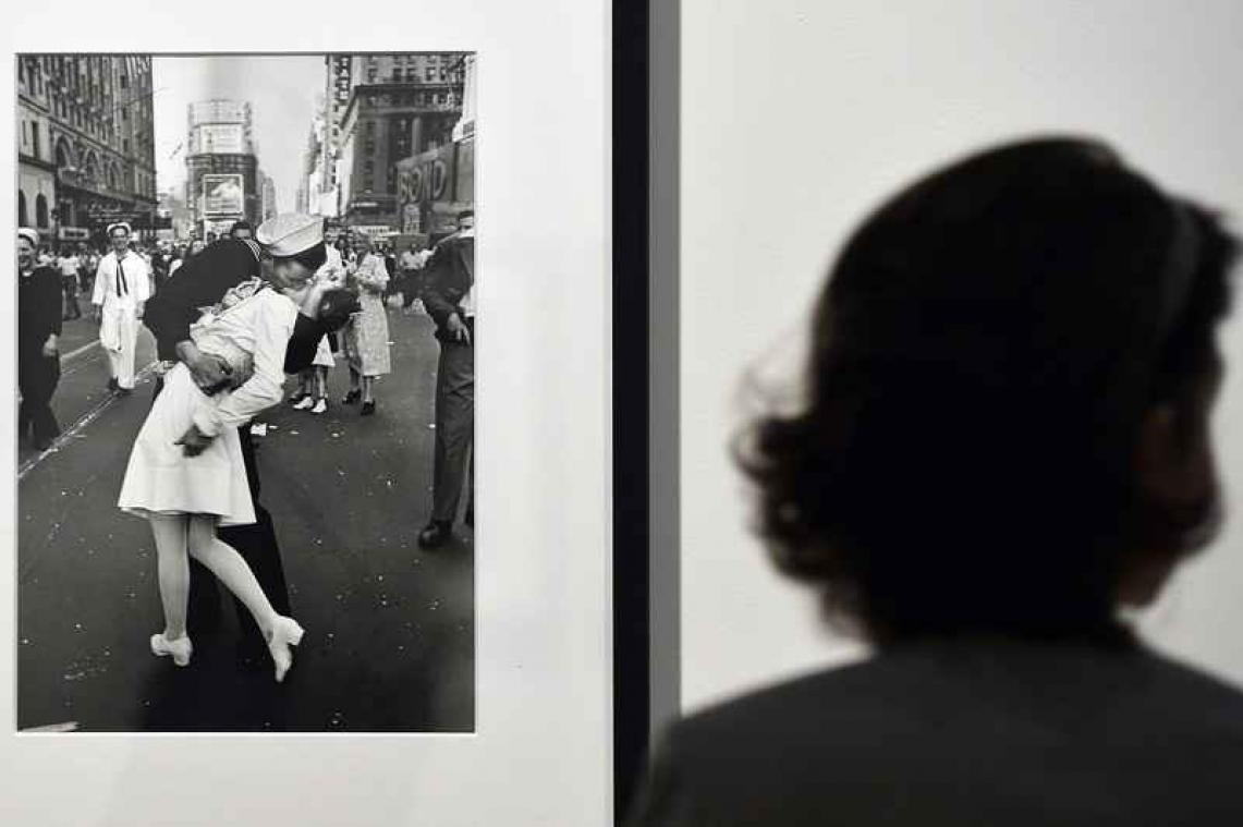 Iconische kusfoto brengt duizenden euro's op