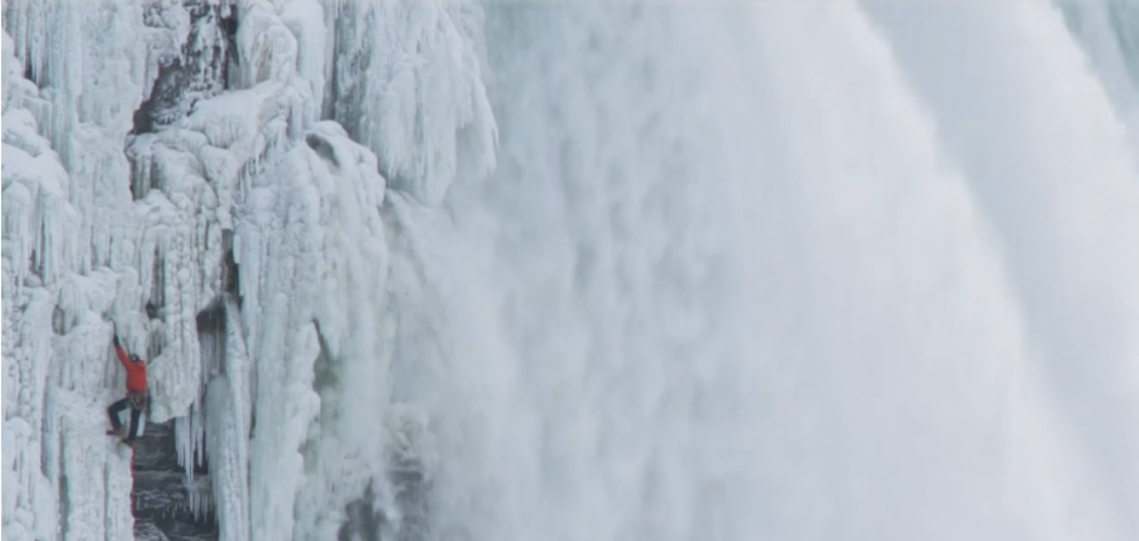 Durfal klimt omhoog langs de bevroren kant van de Niagara Falls