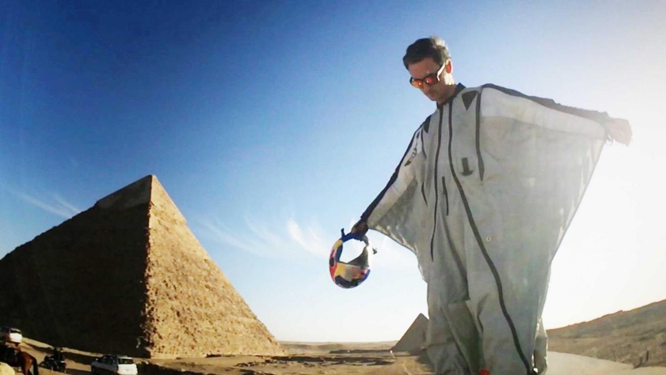 Belg Cedric Dumont met wingsuit-vlucht langs de piramiden van Gizeh