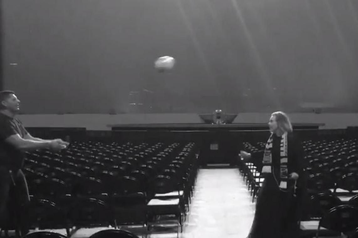 Adele kondigt tourdata aan met kopbal