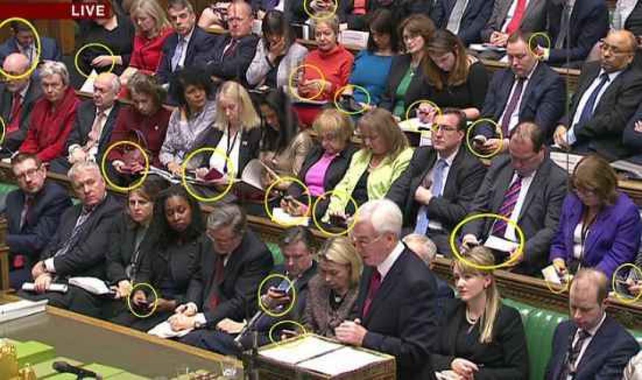 Britse parlementariërs houden ogen strak op smartphone