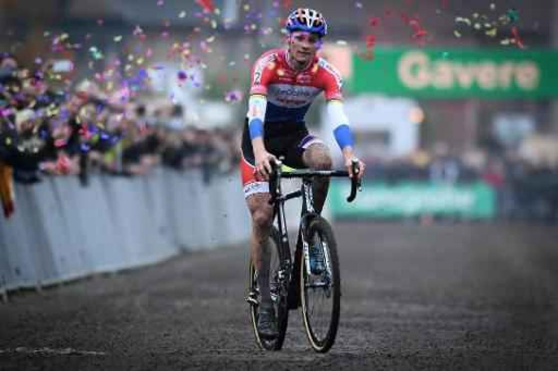 Mathieu van der Poel klopt Van Aert in Duitsland