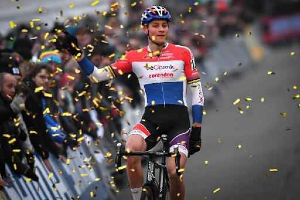 WB veldrijden Zeven: Mathieu van der Poel klopt Van Aert in Duitsland