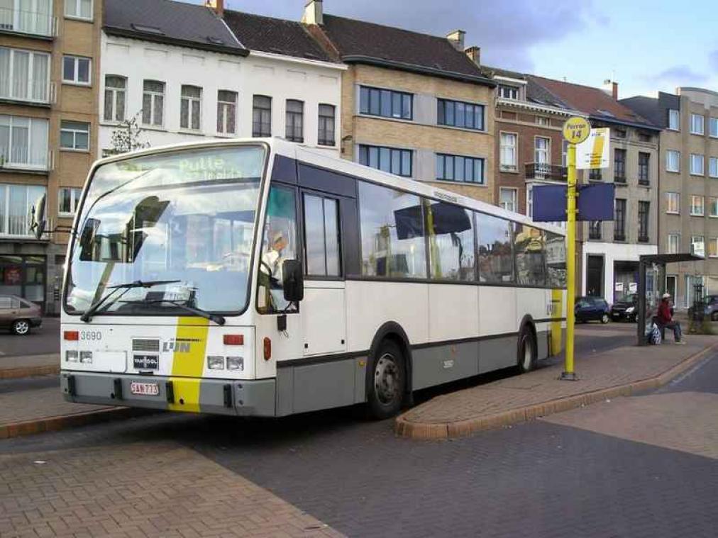 Buschauffeur laat mama achter op perron terwijl baby al aan boord is