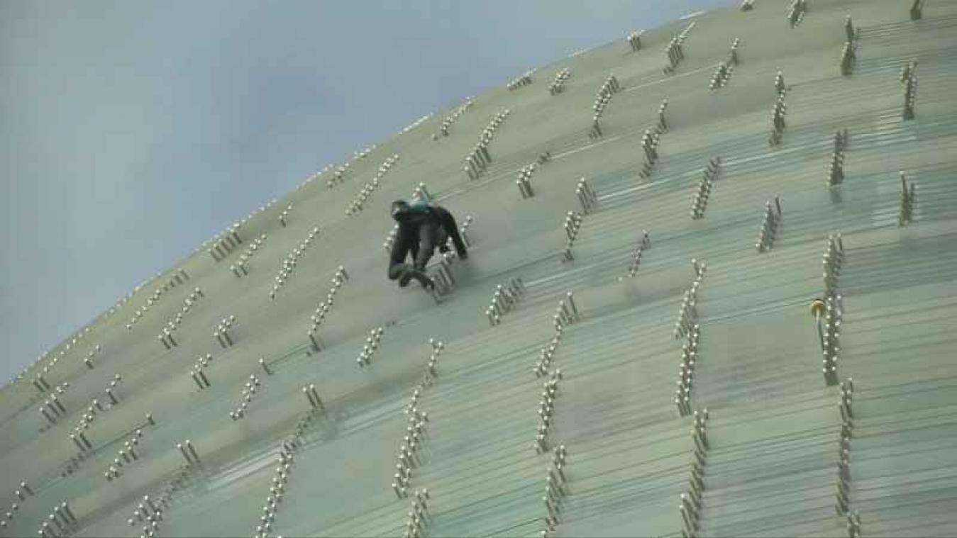 Franse Spiderman beklimt wolkenkrabber in Barcelona