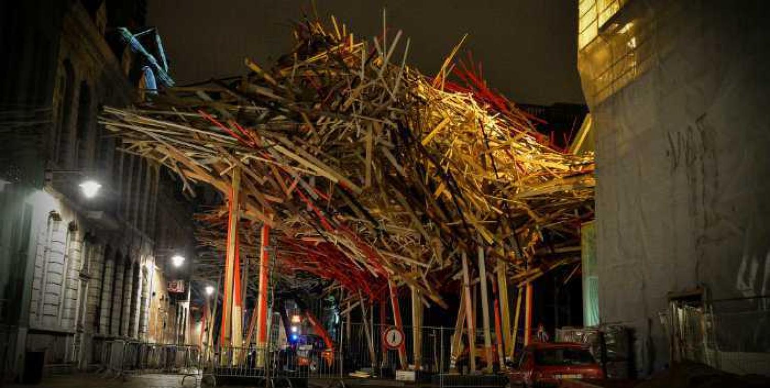 Arne Quinze bouwt - met eigen geld - ingestort kunstwerk opnieuw
