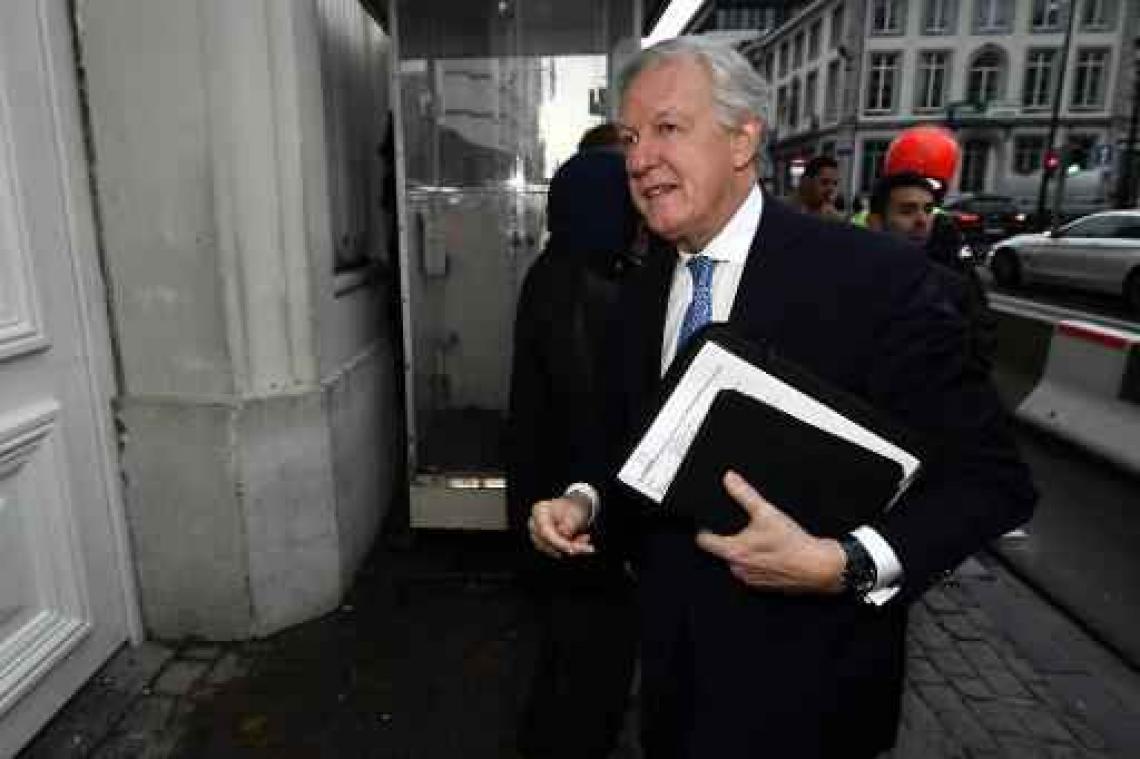 Honderden vakbondsmilitanten verzamelen aan kabinet Bacquelaine