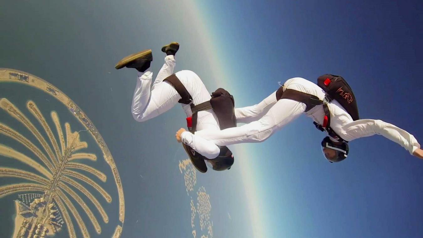 Skydivers dansen gracieus terwijl ze naar beneden storten
