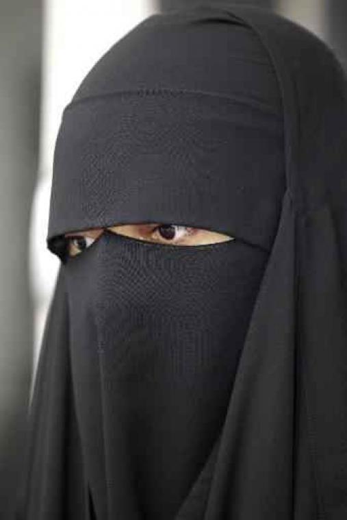 Nederland voert beperkt boerkaverbod in