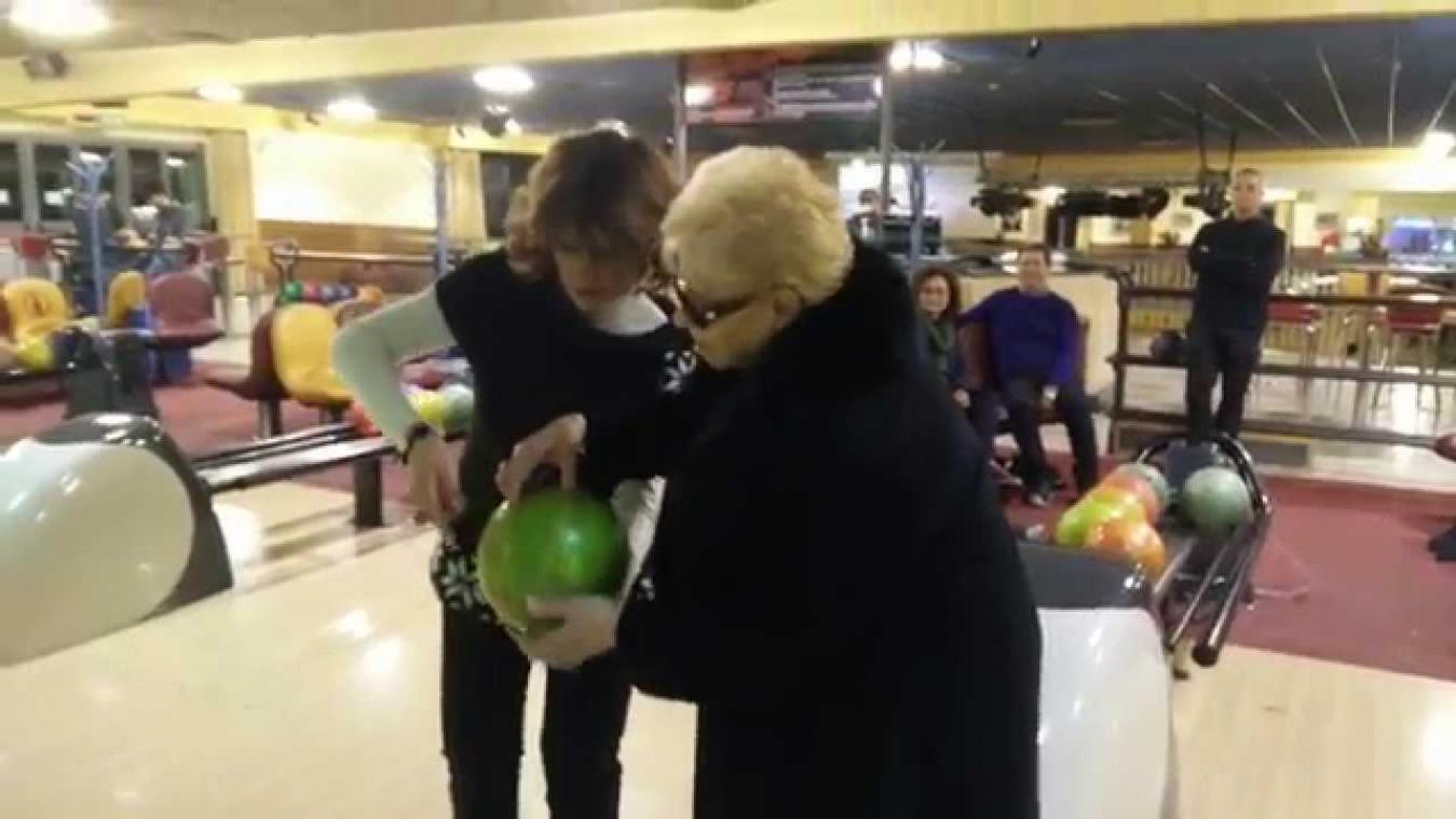 Oma van 84 scoort strike bij allereerste keer op de bowlingbaan