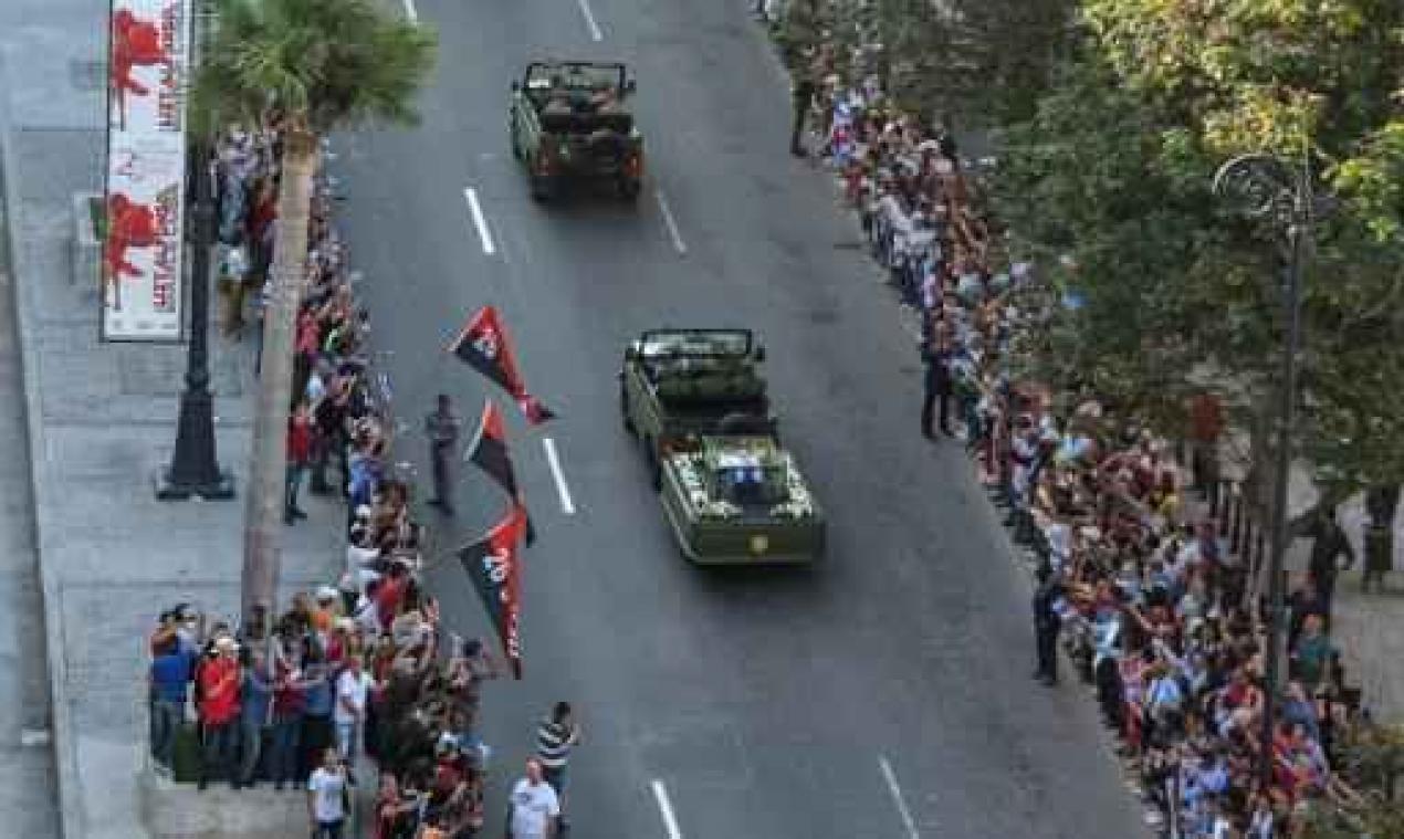 Urne met as van Castro verlaat Havana voor tocht door Cuba