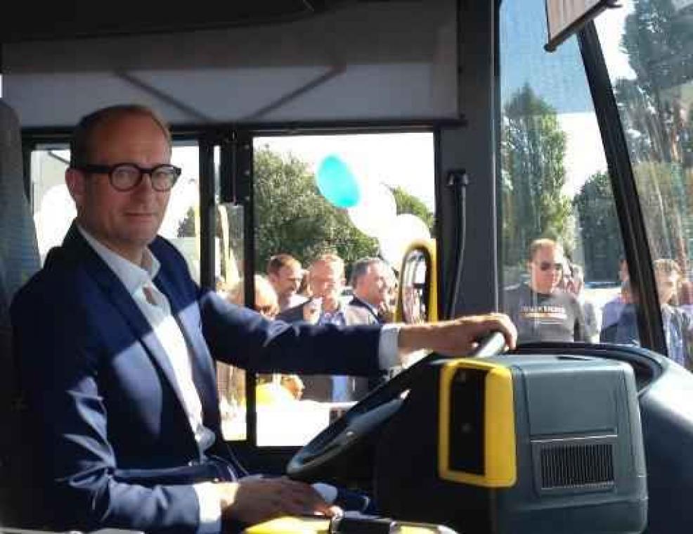 De Lijn maakt sms-ticket fors duurder - Ben Weyts: "Normale indexering"