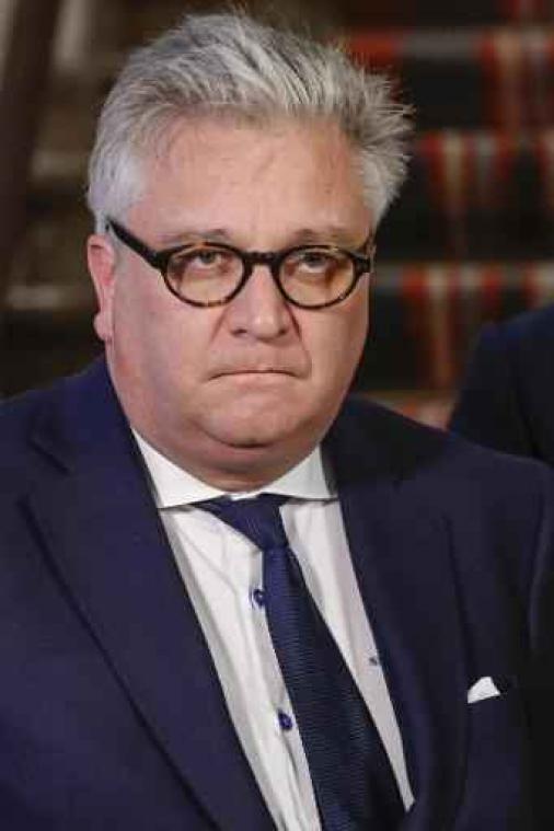 Regering tikt prins Laurent op de vingers