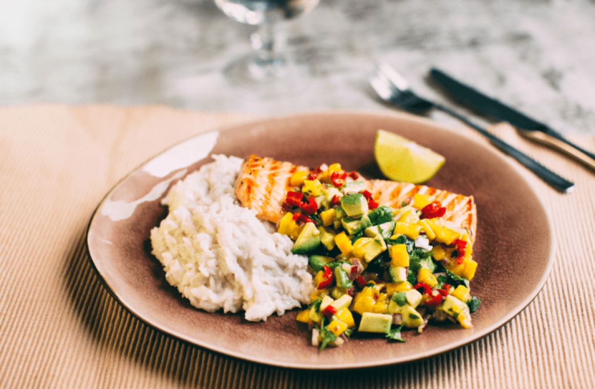 Gegrilde zalm met mangosalsa en kokosrijst