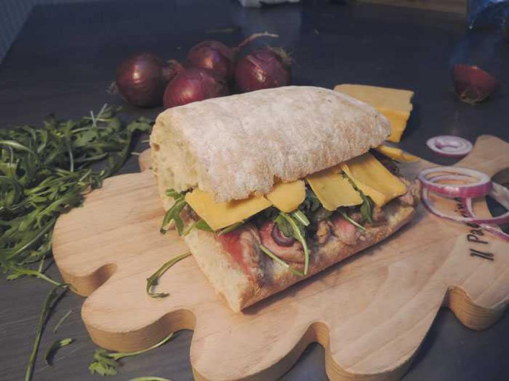 Steak sandwich met Cheddar