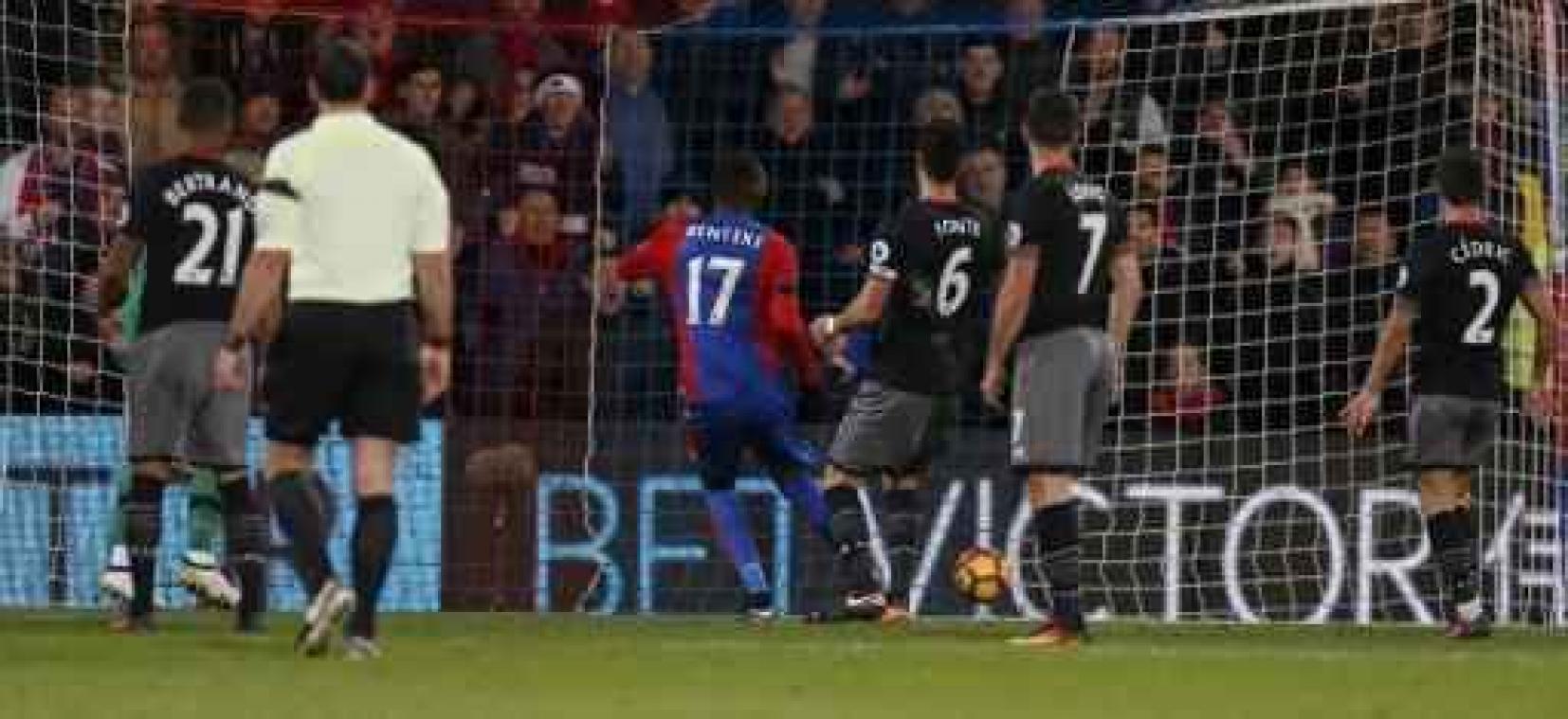 Belgen in het buitenland - Jarige Benteke bezorgt Crystal Palace de zege met twee doelpunten