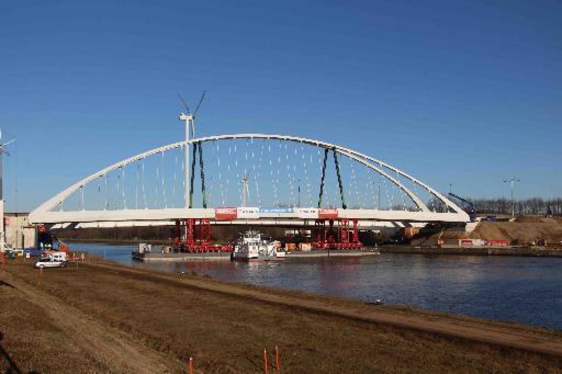 Tijdelijke brug van duizend ton met succes over Albertkanaal in Heusden-Zolder gelegd