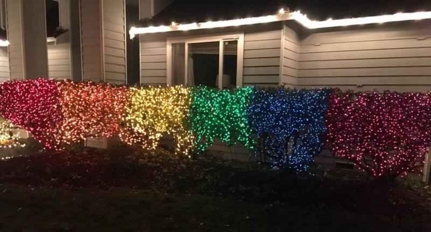 Vrouw gebruikt kerstlichtjes om homofobie te bestrijden