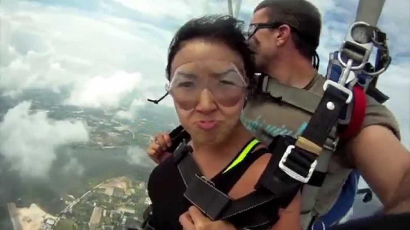 Twee skydivers ontsnappen aan de dood