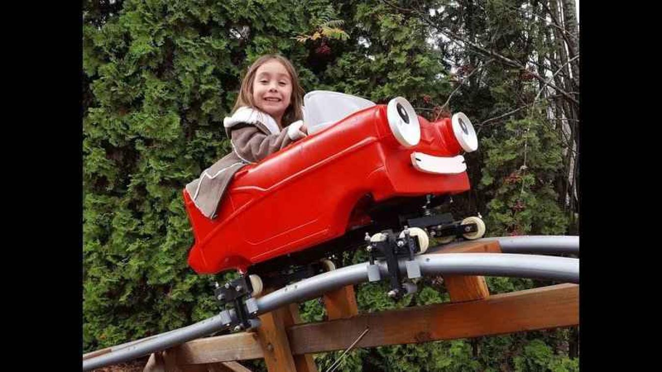 Opa bouwt minirollercoasters in tuin voor kleinkinderen