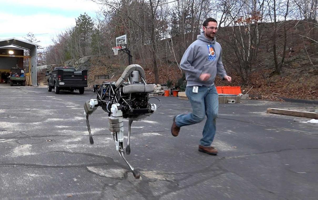 Robothond van Google gedraagt zich als een echte hond