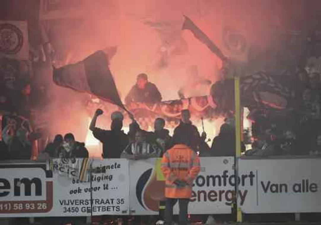 Jupiler Pro League - Charleroi moet 1.000 euro boete betalen voor Bengaals vuur in Sint-Truiden