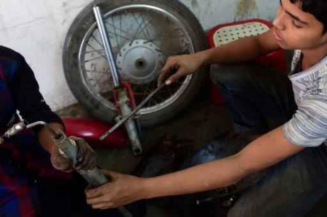 Kindarbeiders in Bangladesh werken een ontstellende 64 uur per week