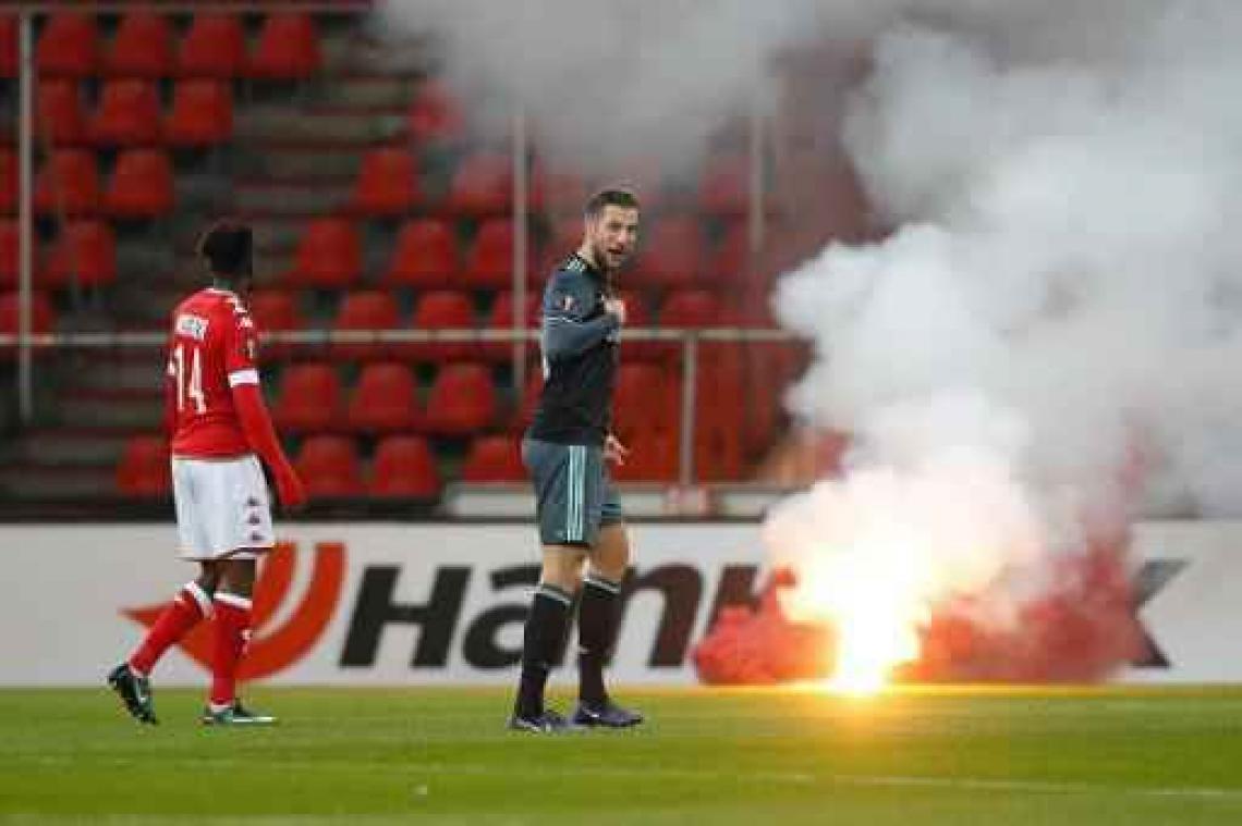Ajax excuseert zich voor wangedrag fans in Luik