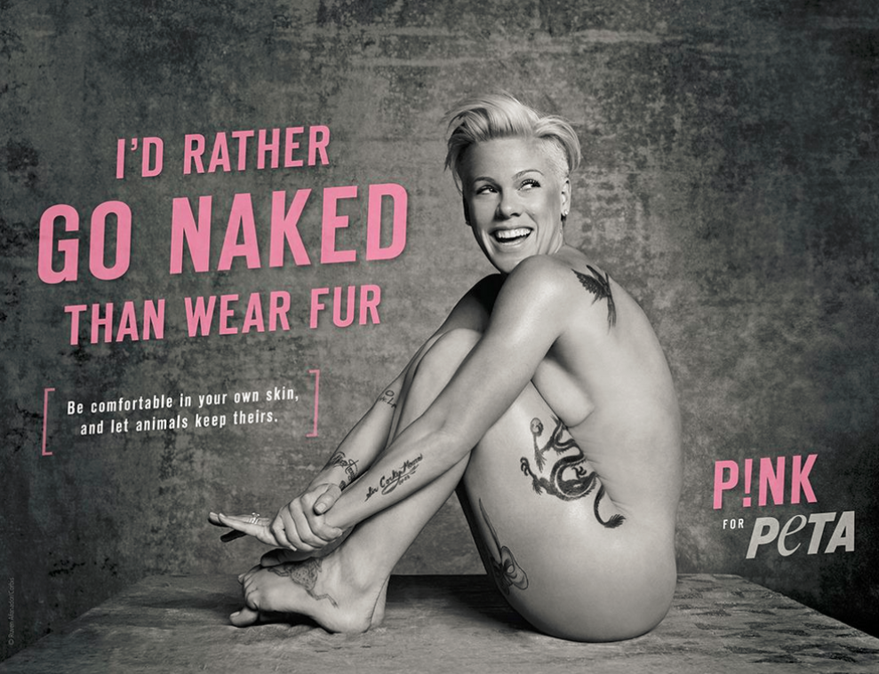 Pink uit de kleren voor dierenrechtenorganisatie PETA