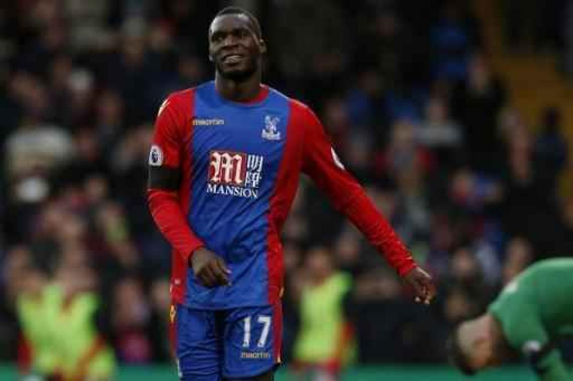 Belgen in het buitenland - Penaltygoal Benteke helpt Crystal Palace aan een punt in knotsgekke degradatietopper