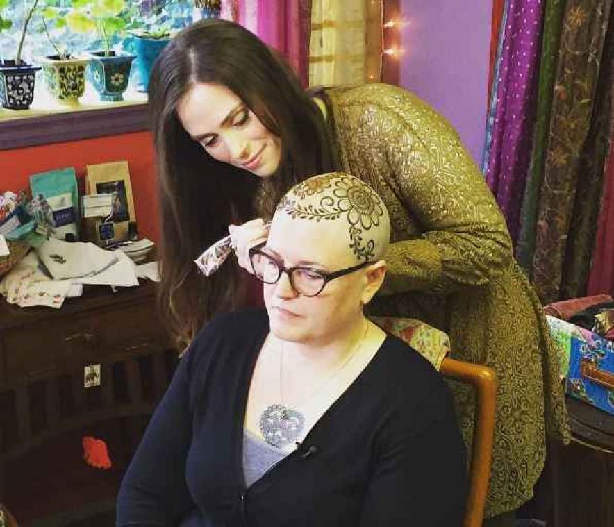 Met deze henna-kapsels helpt artieste kankerpatiënten na chemotherapie