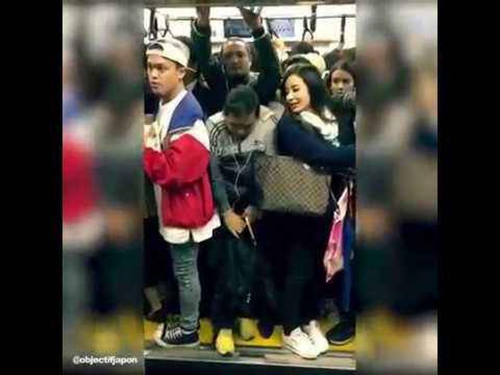 Amateurbeelden tonen absurde drukte tijdens spitsuur aan Japanse tramhalte