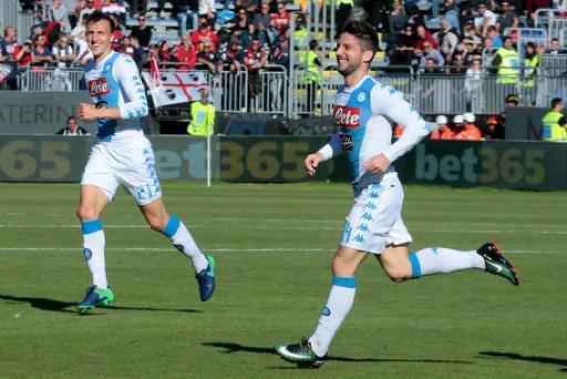 Mertens leidt Napoli met hattrick makkelijk voorbij Cagliari